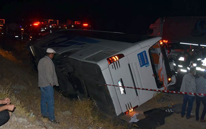 Avtobus minik avtomobili ilə toqquşdu - 1 ölü, 17 yaralı