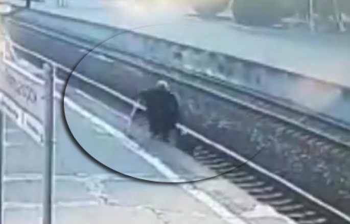 Polis yaşlı kişini qatarın altında qalmaqdan xilas etdi – VİDEO