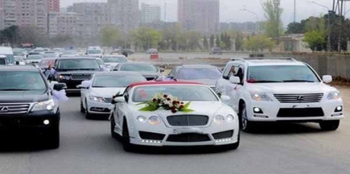 Toy karvanı yolu belə kəsdi - VİDEO