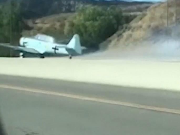 Təyyarə şosse yoluna çırpıldı - VİDEO