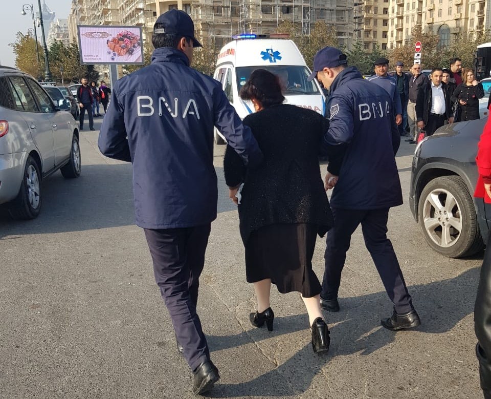 Halı pisləşən qadın BNA əməkdaşlarının köməyi ilə xəstəxanaya çatdırılıb - FOTO