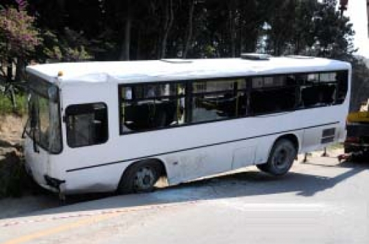 Sərnişin avtobusu qəzaya uğrayıb - Bakıda