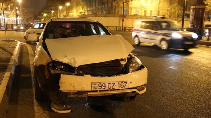 Bakıda qırmızı işıqda keçən sürücü qəza törətdi – FOTO