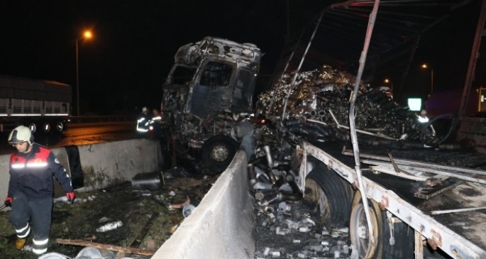 TIR işıq dirəyinə çırpıldı: sürücü yanaraq öldü - FOTO