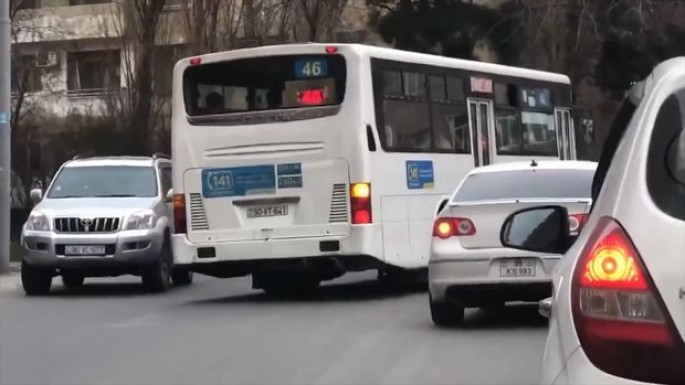 Avtobus sürücüsü sərnişinlərin həyatını təhlükəyə atdı - VİDEO