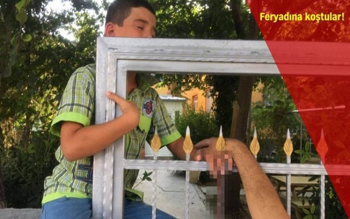 7 yaşlı uşağın əli dəmir barmaqlığa keçdi - 16+ FOTOLAR