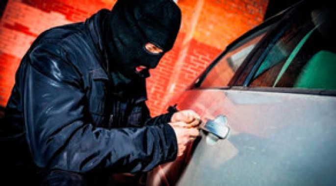 Qadının avtomobilindən oğurluq edildi - Bakıda