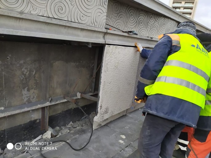 Bakıda qəza nəticəsində sıradan çıxmış fiber-beton üzlükləri bərpa edilib - FOTO