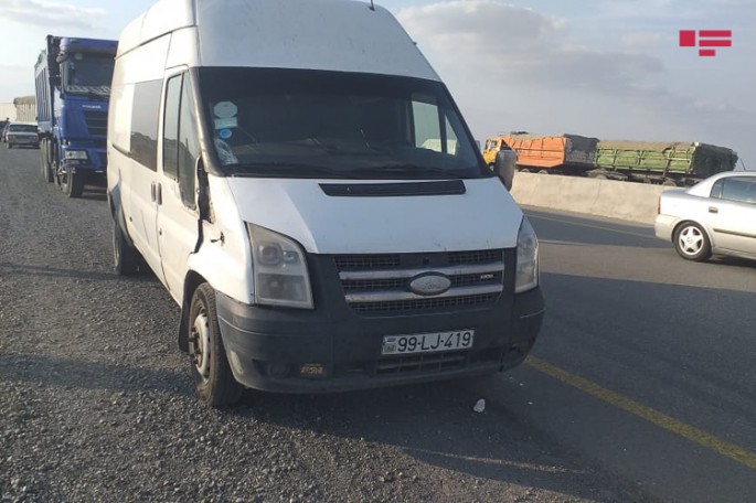 Bakı-Qazax yolunda yük maşınından düşən şəxsi avtomobil vuraraq öldürüb - FOTO