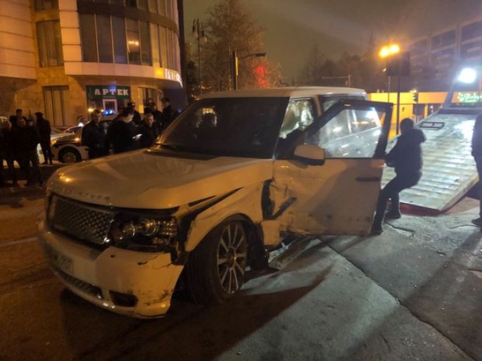 Qırmızı işıqdan keçən xanım sürücü qəza törətdi, 1 nəfər xəsarət aldı  - VİDEO