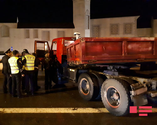 Bakıda yük maşını böyük tıxaca səbəb olub - FOTO