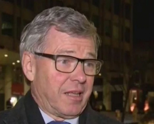 Baş naziri terrorçu bilib aeroportda SAXLADILAR