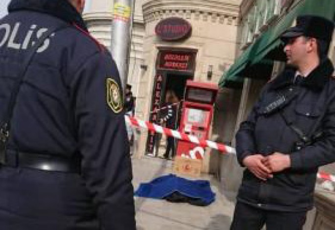 Bakıda aptekdən çıxan kişi yıxılaraq ölüb - FOTO