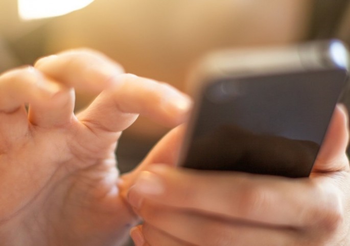 Evli qadını fotoları ilə hədələyərək pul alan şəxsin məhkəməsi başlayıb