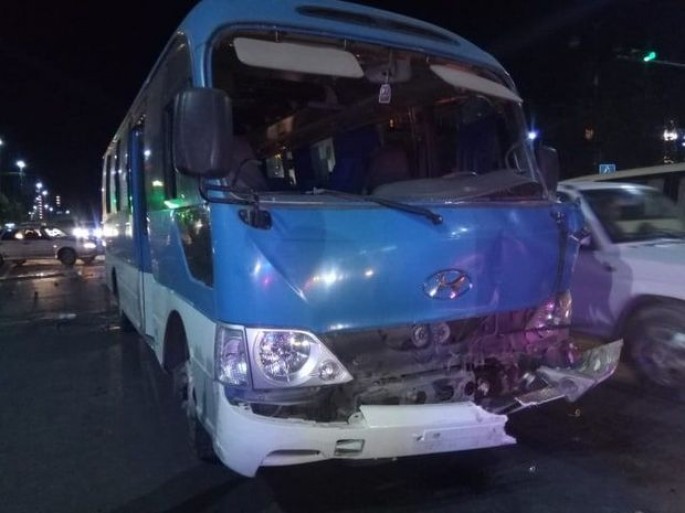 Gəncədə “Shacman” mikroavtobusla toqquşdu - FOTO