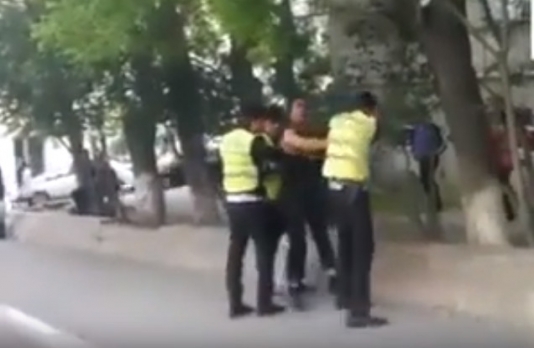 Vətəndaşlar qayda pozan sürücünü polisin əlindən alıb qaçırdılar - VİDEO