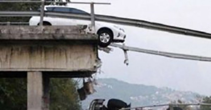 Körpü uçdu: iki avtomobil suya düşüb - VİDEO
