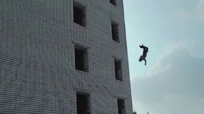 Qadın dördüncü mərtəbədən yıxılaraq ağır xəsarət alıb - Mingəçevirdə