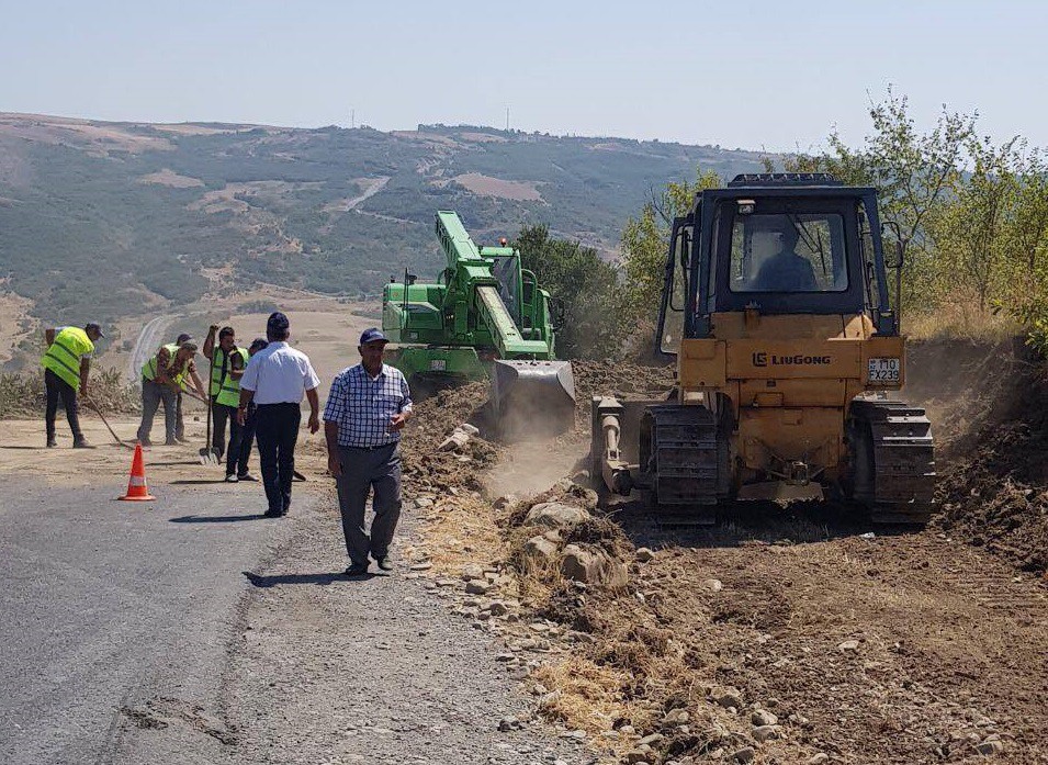 Dağlıq ərazilərdən və sürüşmə zonalarından keçən yollarda iş gedir - FOTO