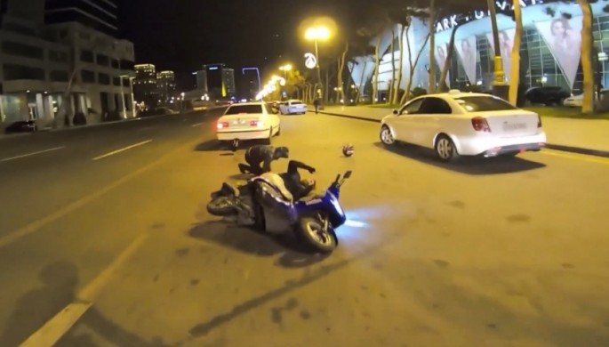 Qəzaya düşən mopedin sürücüsünün dəbilqəsi başından çıxdı - VİDEO