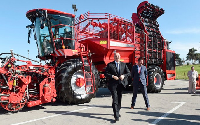 Prezident kombaynı işə saldı - FOTOLAR