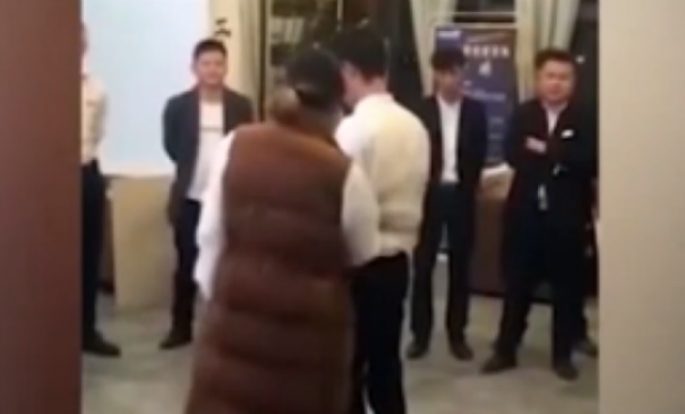 Biabırçılıq: Müdir işçilərini kəmərlə döyüb böcək yedizdirdi - VİDEO