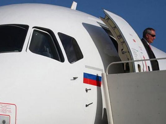 Müdafiə nazirinin uçduğu təyyarədə problem yarandı