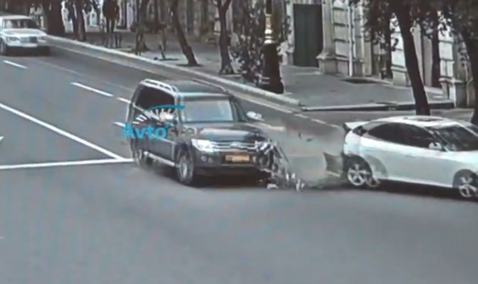 Yoldan fikrini ayıran sürücü qəza törətdi - VİDEO