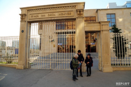 Küçədə qalan məktəblilərə avtobus sürücüsü kömək etdi - VİDEO