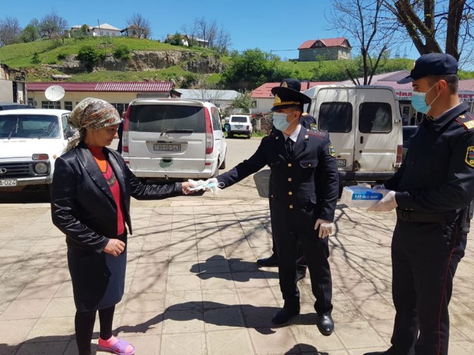 Lerikdə sərnişinlərə və piyadalara tibbi maskalar paylanıb - FOTO