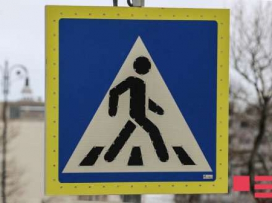 Qadını evinin qarşısında maşın vurdu: sürücü qaçdı - Bakıda