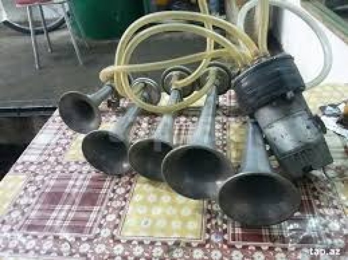 Qadağan edilmiş səs siqnalı istifadə edən sürücü - 99 HV 088 - VİDEO