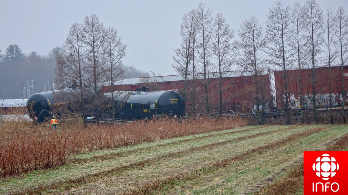 Təhlükəli maddə daşıyan qatar aşıb - FOTO