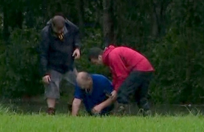 Jurnalist batan maşından kişini belə çıxardı - VİDEO