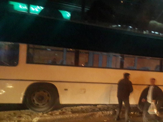 Bakıda avtobus yola "ilişdi" - FOTO