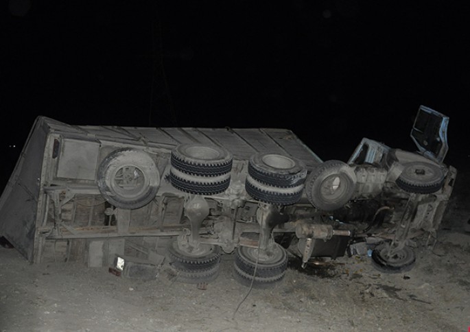 Hacıqabulda “KamAZ” “Merсedes”in üstünə aşdı: sürücü ölüb - FOTO
