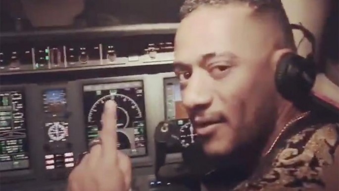 Pilot havada olan təyyarənin sükanını müğənniyə verdi – VİDEO