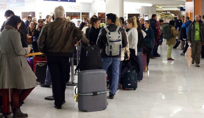 Hava nəqliyyatı dispetçerləri və ictimai nəqliyyat işçiləri tətil edir