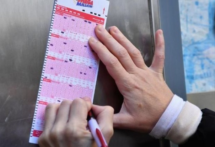 Köhnə lotereya bileti ilə 76 milyon funt qazandı