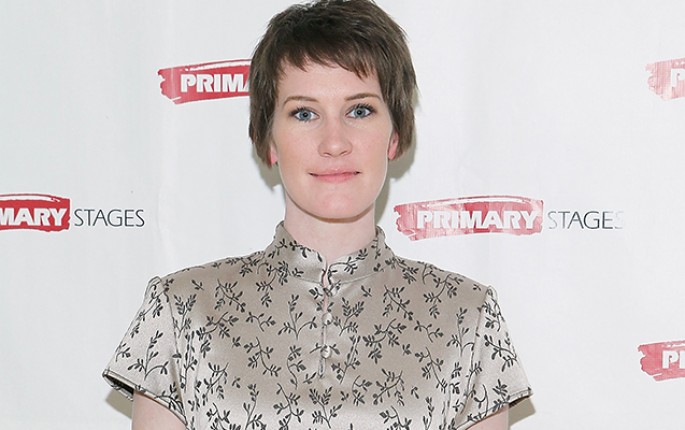 Aktrisa sərnişini qatarın altına itələdi