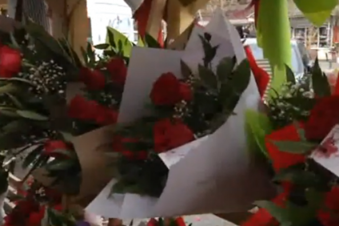 Gül mağazalarının qarşısında izdiham yaşanıb - VİDEO