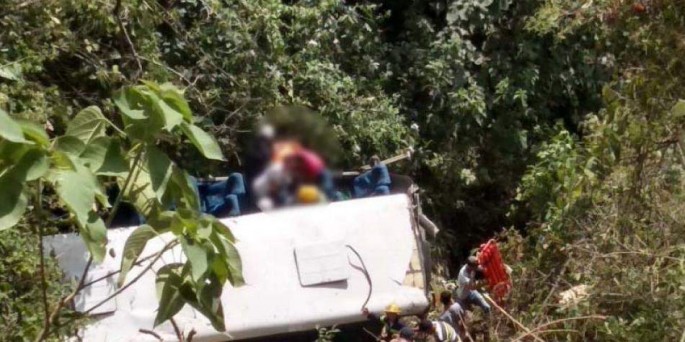 Kolumbiyada avtobus uçuruma yuvarlandı: azı 4 ölü, 15 yaralı - FOTO
