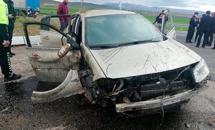 Avtomobil əvvəlcə TIR-a sonra da başqa bir maşına çırpıldı: 5 yaralı - FOTO