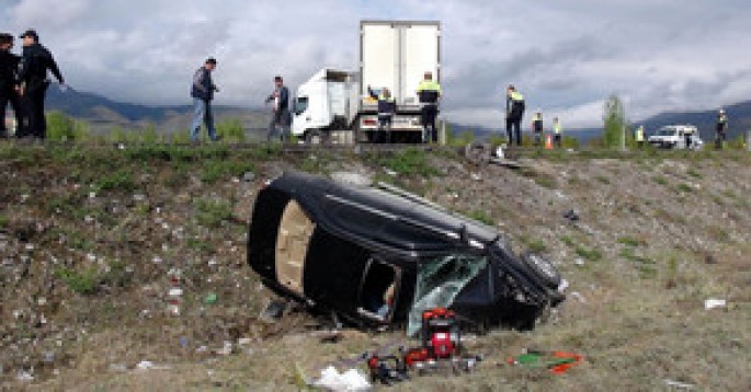 Yük maşını minik avtomobilinə çırpıldı – 2 ölü, 3 yaralı