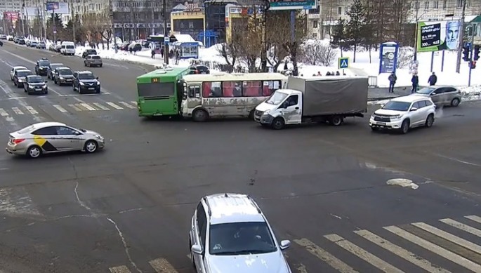 İki avtobus toqquşdu: 1-i uşaq 7 yaralı - VİDEO