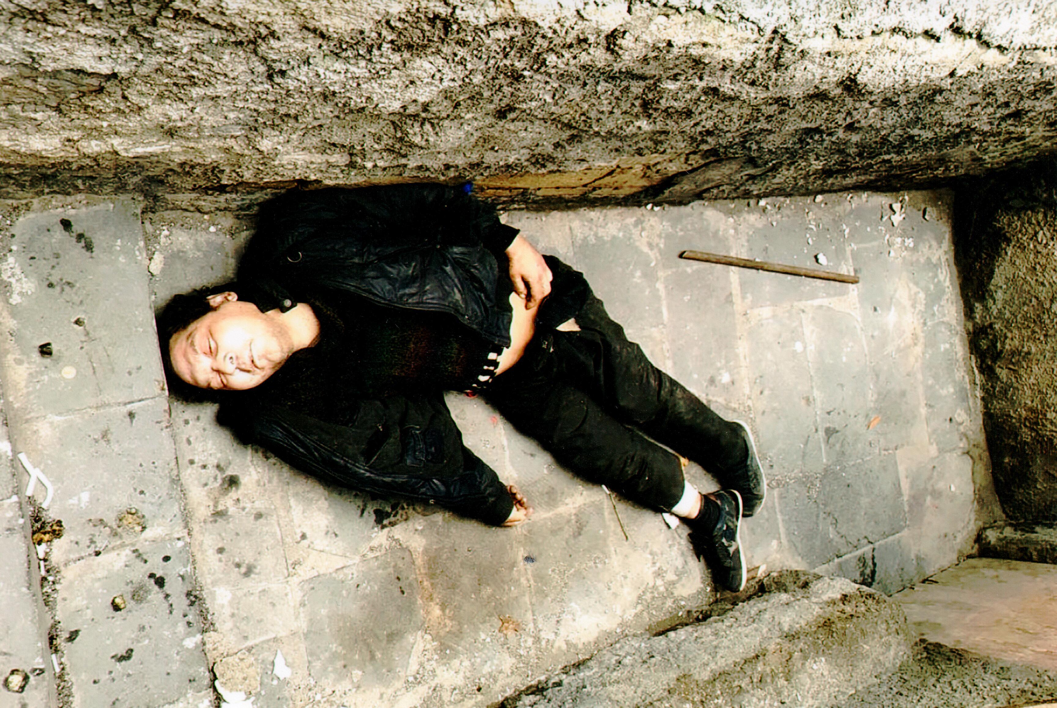 Bakıda naməlum kişi meyiti tapılıb - Polis yaxınlarını axtarır - FOTO