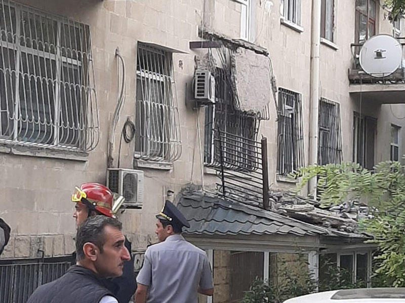 Bakıda binanın eyvanı uçdu - FOTO