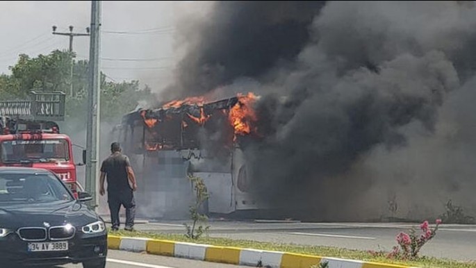 Avtobusda dəhşətli yanğın: 2-si uşaq 5 ölü, 15 yaralı – FOTO + VİDEO