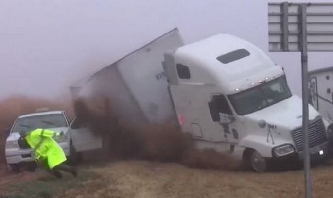 TIR-ın altında qalmaqdan son anda xilas oldular  - VİDEO