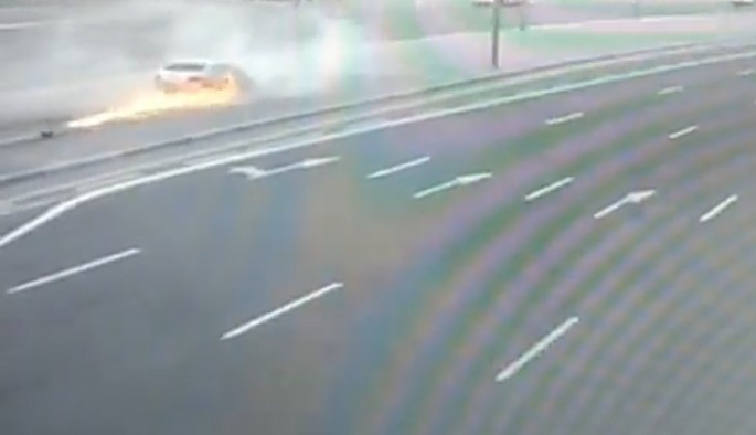 Maşın əvvəl bardürə çırpıldı, sonra yandı - Bakıda REAL VİDEO